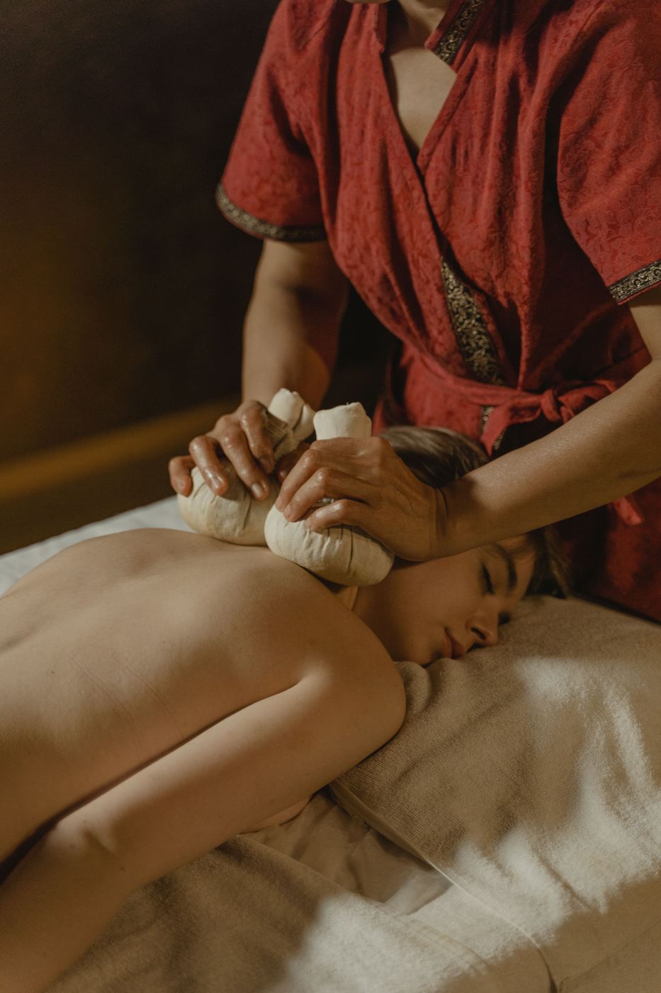 Ayurvedic back massage treatment